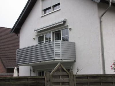 Balkonverkleidung aus Trapezblechen